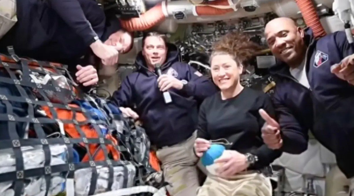 అంతరిక్షంలో టాయ్‌లెట్ సమస్యపై ఫన్నీ కామెంట్స్